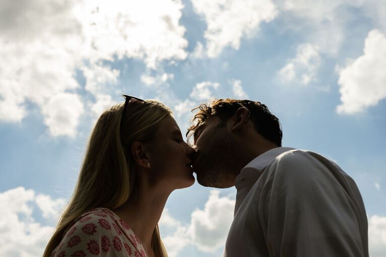 Eine Frau und ein Mann küssen sich