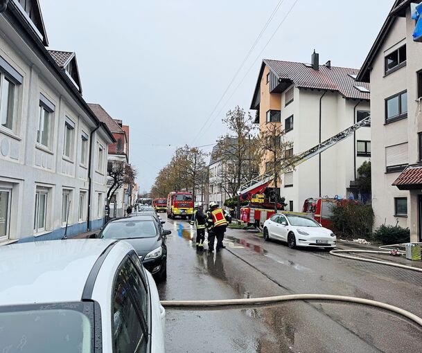 Bei dem Einsatz war die Feuerwehr mit insgesamt sieben Fahrzeugen und 32 Einsatzkräften über zwei Stunden im Einsatz.