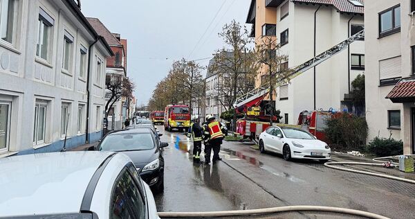 Bei dem Einsatz war die Feuerwehr mit insgesamt sieben Fahrzeugen und 32 Einsatzkräften über zwei Stunden im Einsatz.