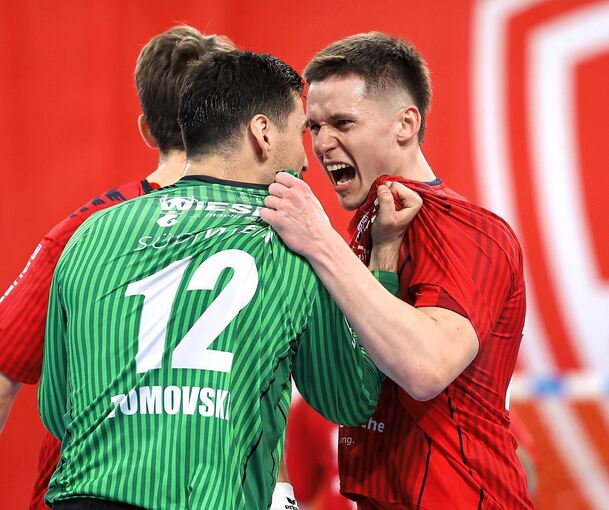 Im ersten Spiel gleich voll da: Maxim Orlov (rechts) holt sich die zärtlichen Glückwünsche zu seiner starken Leistung bei SG-Torhüter Martin Tomovski ab.