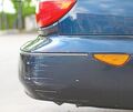 Vermutlich beim Ein- oder Ausparken wurde ein Mercedes beschädigt.
