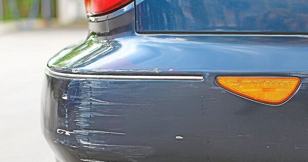 Vermutlich beim Ein- oder Ausparken wurde ein Mercedes beschädigt.