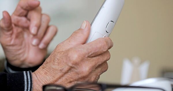 Oft sind alte Menschen Opfer von Telefonbetrügern. Oft sind alte Menschen Opfer von Telefonbetrügern.