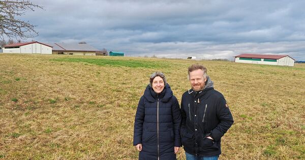 Markus und Lara Jenner aus Erdmannhausen wollen auf 2,5 Hektar Fläche Agri-Photovoltaik aufziehen. Markus und Lara Jenner aus Erdmannhausen wollen auf 2,5 Hektar Fläche Agri-Photovoltaik aufziehen.