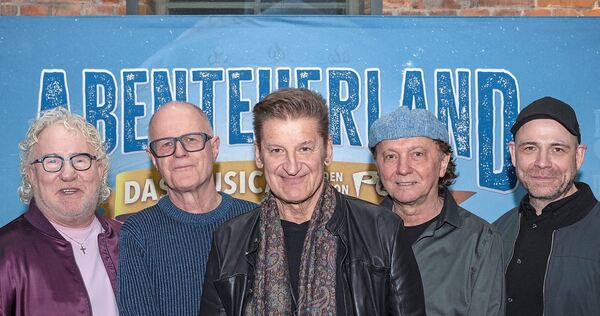 Fiebern hier noch der Stuttgarter Premiere entgegen: Co-Sänger Cherry Gehring, Keyboarder Matthias Ulmer, Frontmann Hartmut Engler, Gitarrist Rudi Buttas, und Schlagzeuger Frank Dapper (von links) sind ein großer Teil der Kernbesetzung der Bietigheim