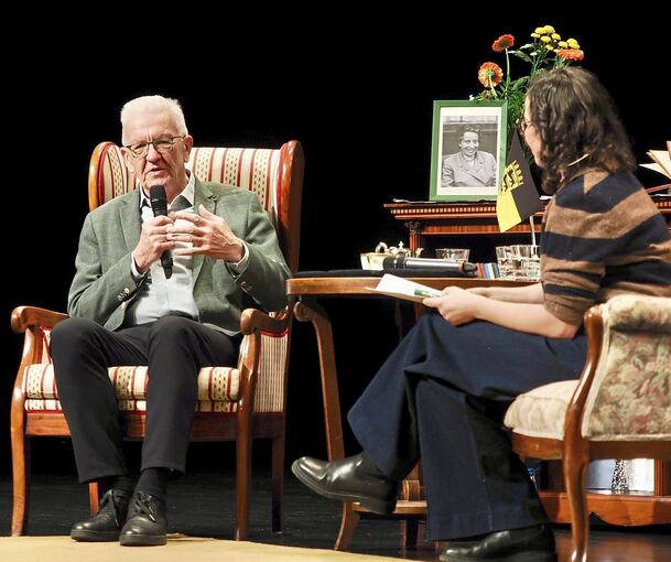 Winfried Kretschmann und Moderatorin Christina Häußler auf der Bühne der Marbacher Stadthalle.