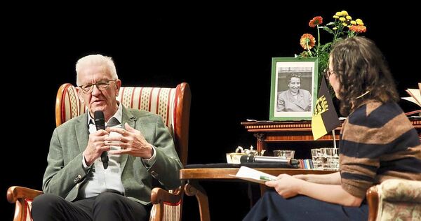 Winfried Kretschmann und Moderatorin Christina Häußler auf der Bühne der Marbacher Stadthalle.