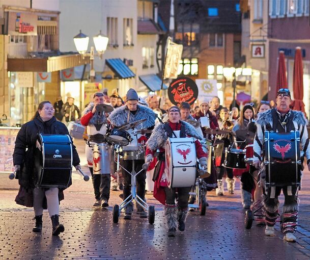 Die Narren kommen mit schallendem Getöse der Guggenmusiker auf den Marktplatz.