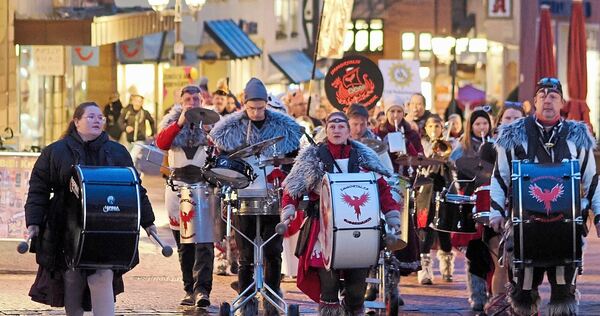 Die Narren kommen mit schallendem Getöse der Guggenmusiker auf den Marktplatz.