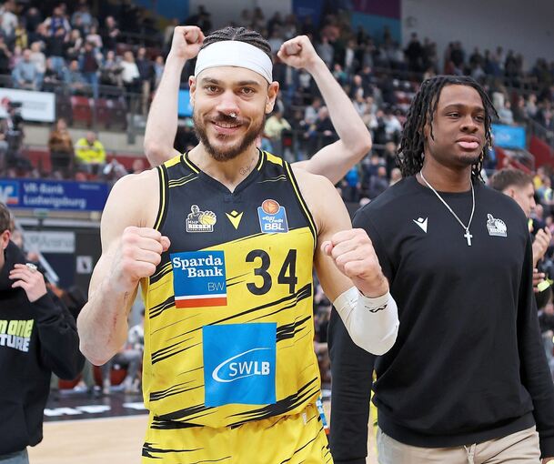Voll motiviert: Gavin Schilling im Trikot der MHP-Riesen, neben ihm der verletzte Keeshawn Kellman.