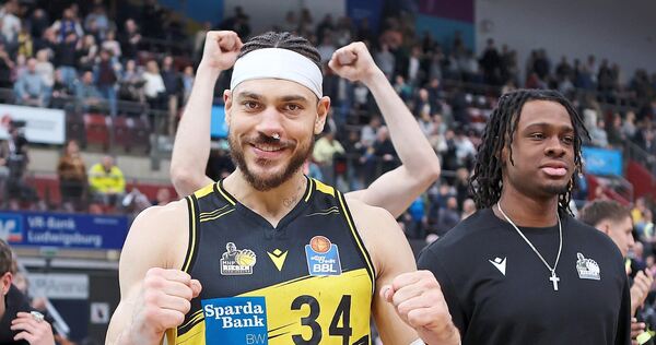 Voll motiviert: Gavin Schilling im Trikot der MHP-Riesen, neben ihm der verletzte Keeshawn Kellman.