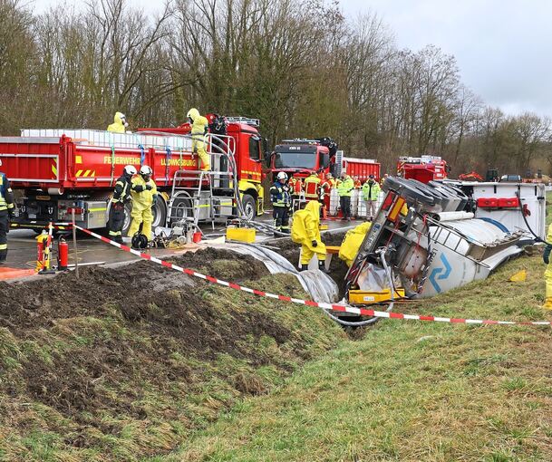 Ein Gefahrguttransporter ist bei Großbottwar umgekippt.