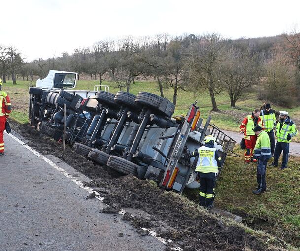 Das Fahrzeug geriet in den Grünstreifen und kippte aufgrund des Gefälles auf die Beifahrerseite.