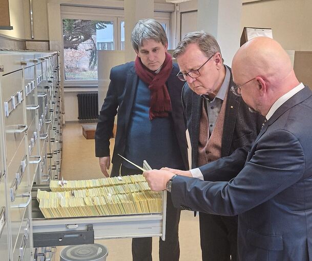 Die Zentrale Stelle hat rund 1,8 Millionen Karteikarten im Bestand. Der Vizepräsident des Bundestags, Bodo Ramelow (Linke), befürwortet eine umfassende Digitalisierung. Am Donnerstag informierte er sich mit seinem Büroleiter Jahn Fahlbusch (links) be