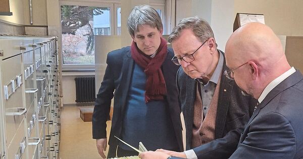 Die Zentrale Stelle hat rund 1,8 Millionen Karteikarten im Bestand. Der Vizepräsident des Bundestags, Bodo Ramelow (Linke), befürwortet eine umfassende Digitalisierung. Am Donnerstag informierte er sich mit seinem Büroleiter Jahn Fahlbusch (links) be