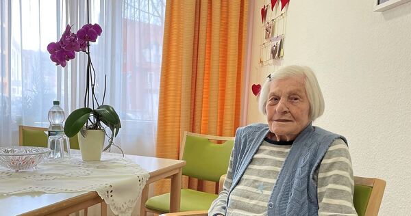 Die älteste Bewohnerin (97 Jahre) des Kleeblatt-Pfegeheims in Asperg erinnert sich noch ganz genau daran, wie sie ihren Mann kennenlernte.