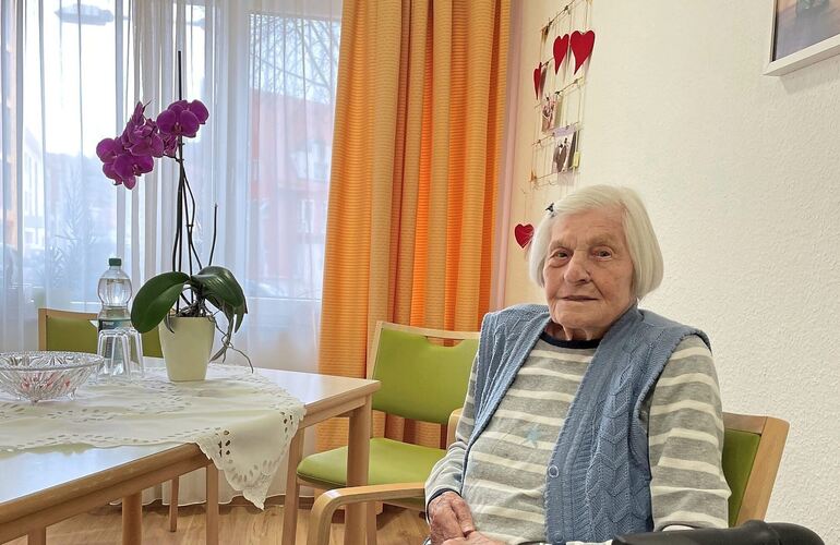 Die älteste Bewohnerin (97 Jahre) des Kleeblatt-Pfegeheims in Asperg erinnert sich noch ganz genau daran, wie sie ihren Mann kennenlernte.