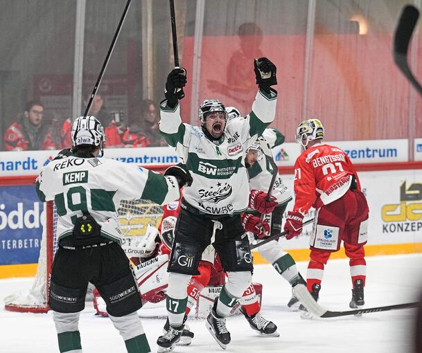 Dreifacher Steelers-Torschütze in Bad Nauheim: Marek Racuk bejubelt einen seiner Treffer. Brett Kemp (links) ist der erste Gratulant.