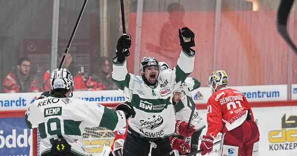 Dreifacher Steelers-Torschütze in Bad Nauheim: Marek Racuk bejubelt einen seiner Treffer. Brett Kemp (links) ist der erste Gratulant.