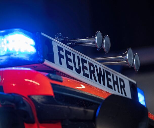 Die Feuerwehr rückt am Samstagabend zu einem Großeinsatz in der Philipp-Matthäus-Hahn-Gemeinschaftsschule in Kornwestheim an.