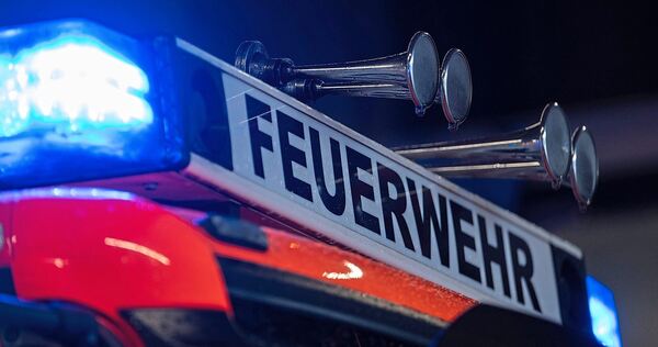 Die Feuerwehr rückt am Samstagabend zu einem Großeinsatz in der Philipp-Matthäus-Hahn-Gemeinschaftsschule in Kornwestheim an.