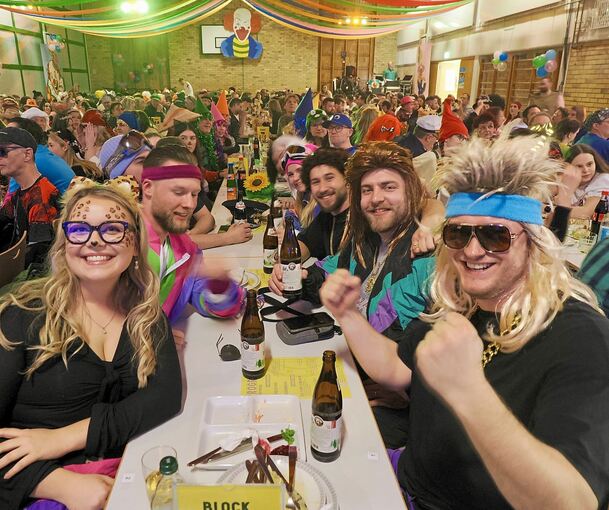 Gute Stimmung und bunte Kostüme beim Showfasching in Poppenweiler.