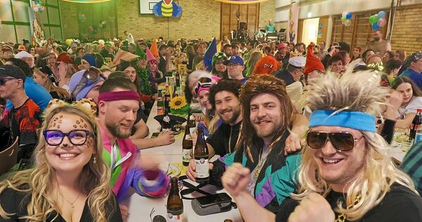 Gute Stimmung und bunte Kostüme beim Showfasching in Poppenweiler.