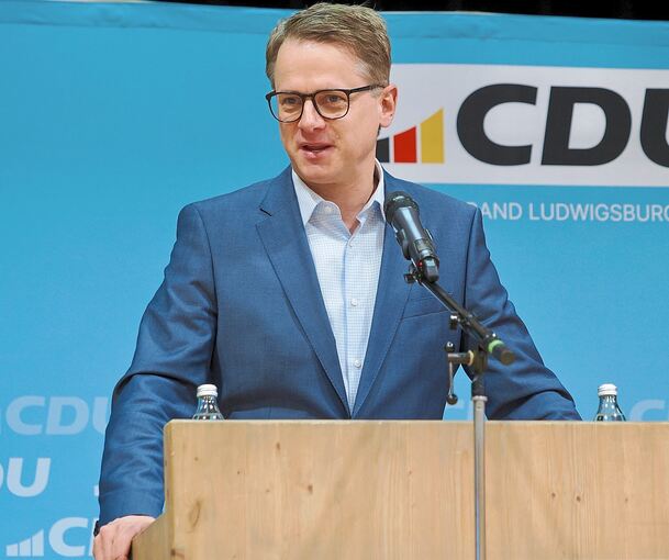 „Ich komme als ‚Carschten‘ gerne mal wieder“: CDU-Generalsekretär Linnemann am Samstagmorgen in der Asperger Stadthalle.