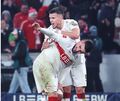 Matchwinner und Kumpels unter sich: Ermedin Demirovic (hinten) und Torschütze Deniz Undav feiern gemeinsam den Treffer zum 3:1-E Screenreader
