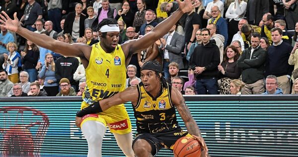 Kann das Spiel zu selten an sich reißen: Ludwigsburgs Stef Smith (rechts), hier im Duell mit Brain Fobbs.