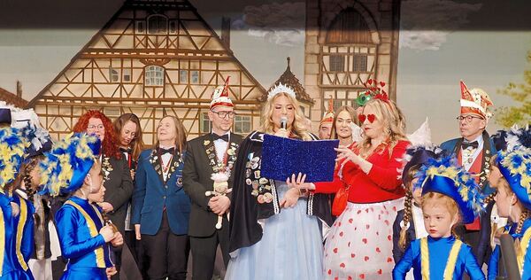 Faschingsprinzessin Ilaria I. aus Kalabrien trägt die Narrografen vor.