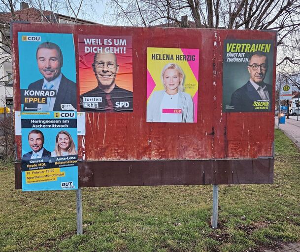Die Tafel zwischen dem Korntaler Bahnhof und der Innenstadt wird von den Parteien rege zur Werbung genutzt.
