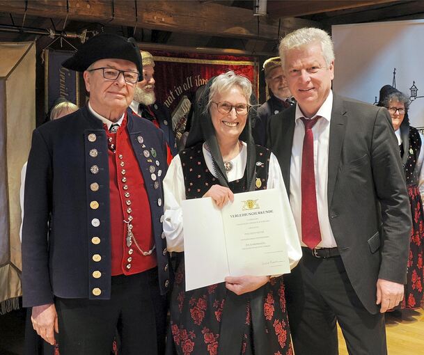 Oberbürgermeister Jürgen Kessing (rechts) überreichte Edith Vester die Landes-Ehrennadel samt Urkunde. Links: Ihr Ehemann Bodo Vester.