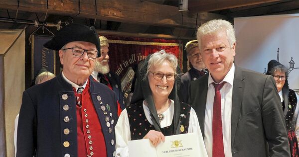 Oberbürgermeister Jürgen Kessing (rechts) überreichte Edith Vester die Landes-Ehrennadel samt Urkunde. Links: Ihr Ehemann Bodo Vester.