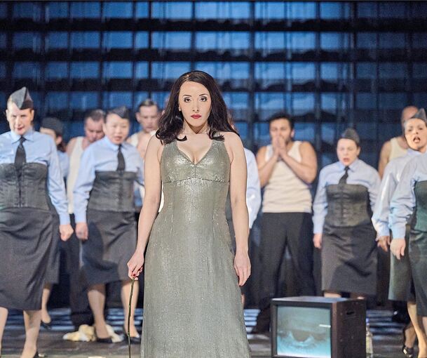 In der Saison 2023/24 hatte Rachael Wilson (Foto) die Titelrolle bestritten. Bei der Premiere der Wiederaufnahme sprang krankheitsbedingt Stine Maria Fischer ein, die diese Aufgabe mit Bravour meisterte.