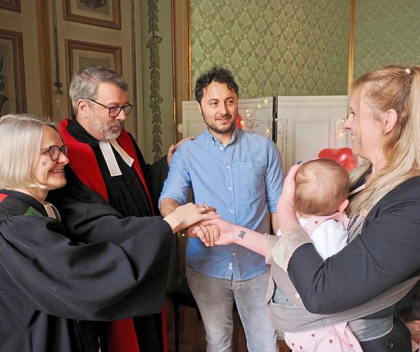 Pfarrerin Daniela Milz-Ramming und Pfarrer Olaf Digel segnen Claudio und Romina Oliva aus Ludwigsburg.