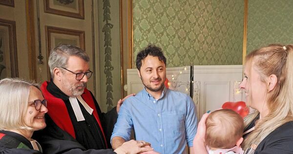 Pfarrerin Daniela Milz-Ramming und Pfarrer Olaf Digel segnen Claudio und Romina Oliva aus Ludwigsburg.