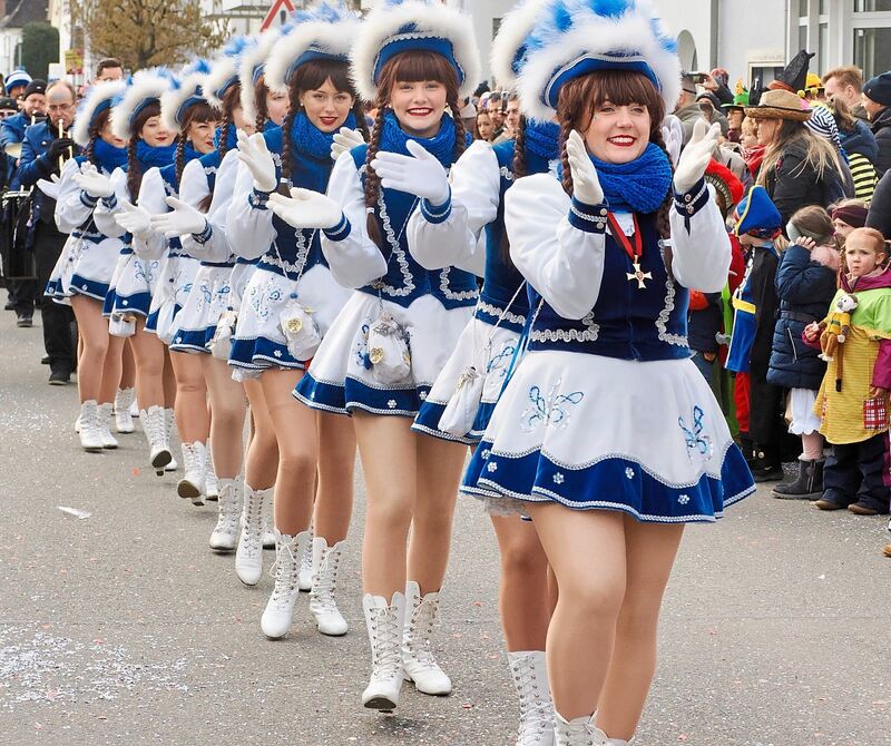 Gardetänzerinnen zeigen Bein.