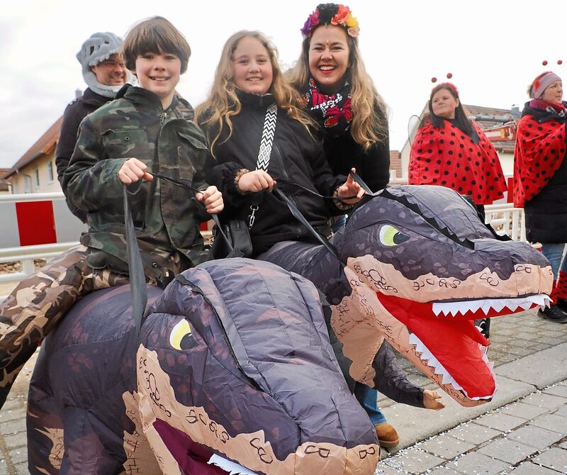 Hier wird nicht auf Pferden, sondern auf Dinosauriern geritten.