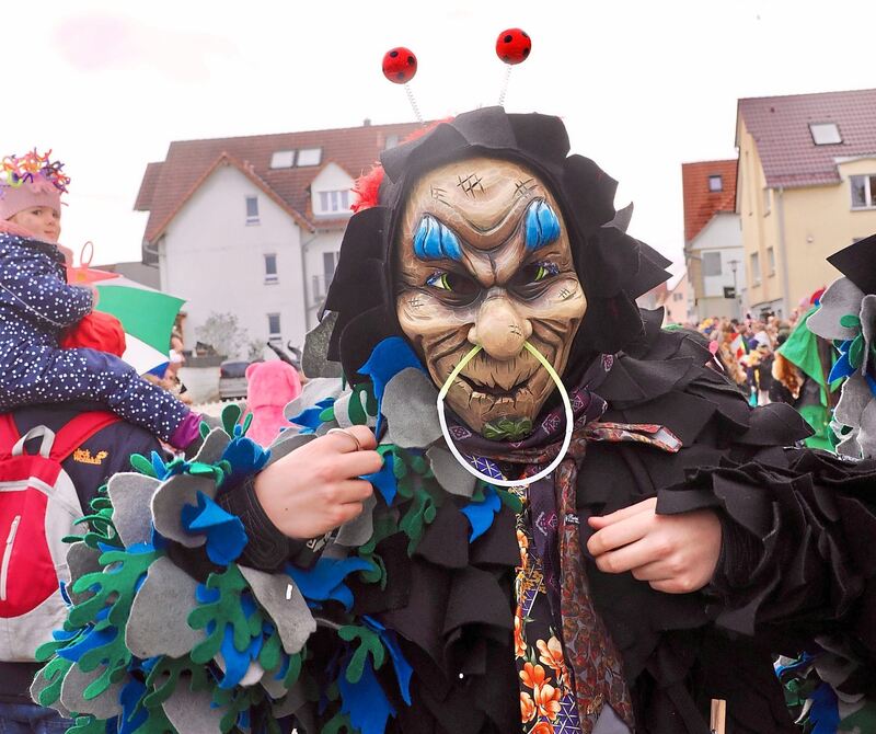 Fantasievolle Kostüme und Masken sind beim Umzug zu sehen.