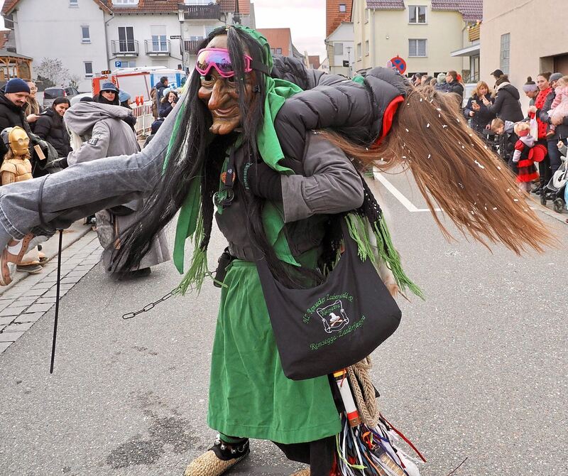 Eine Hexe wirbelt eine junge Frau herum.