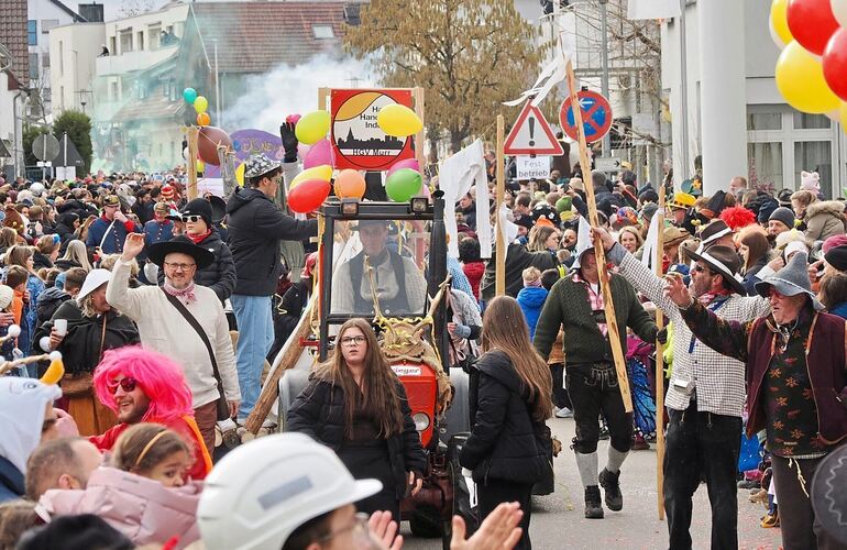 Ausgelassene Stimmung herrscht beim Faschingsumzug der Carnevalsfreunde Murr.