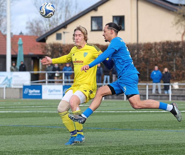 Stark begonnen hat der FC Marbach um Nick Petruzzelli (links) gegen Sami Hamza Germanen aus Bietigheim.