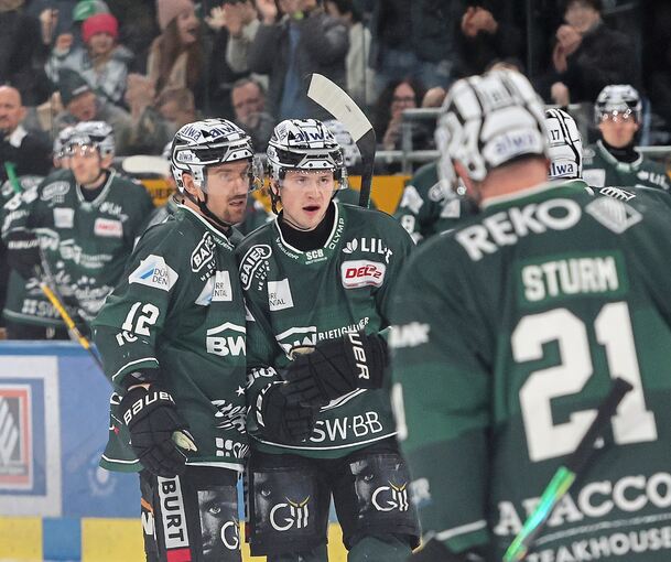 Brett Kemp (Mitte) nimmt nach einem Tor die Glückwünsche der Steelers-Kollegen entgegen. Pawel Dronia ist der erste Gratulant.