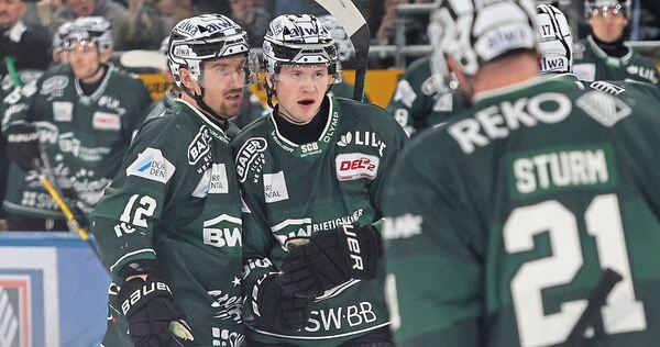 Brett Kemp (Mitte) nimmt nach einem Tor die Glückwünsche der Steelers-Kollegen entgegen. Pawel Dronia ist der erste Gratulant.