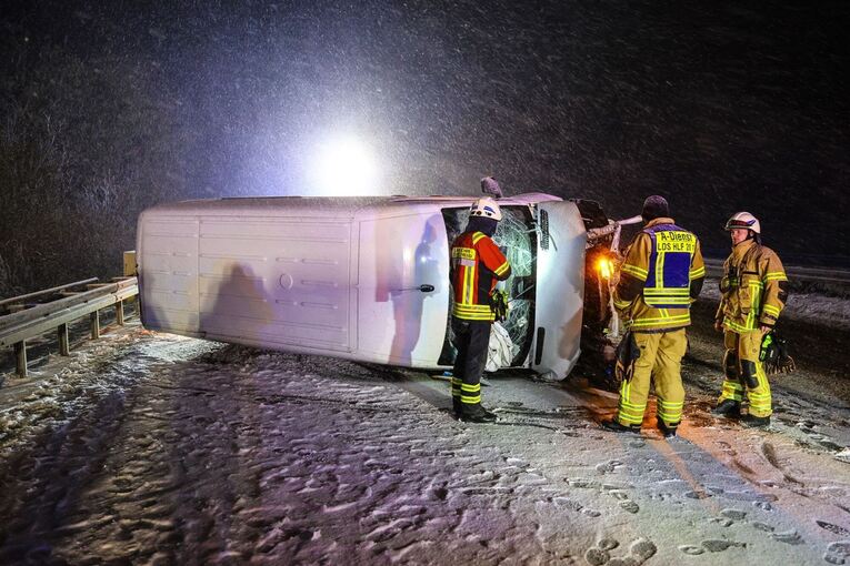 Sprinter verunfallt auf Autobahn Sprinter verunfallt auf Autobahn