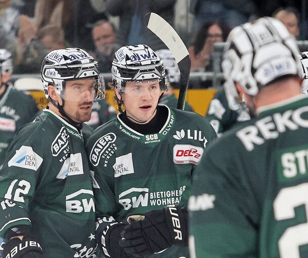 Brett Kemp (Mitte) nimmt nach einem Tor die Glückwünsche der Steelers-Kollegen entgegen. Pawel Dronia ist der erste Gratulant.