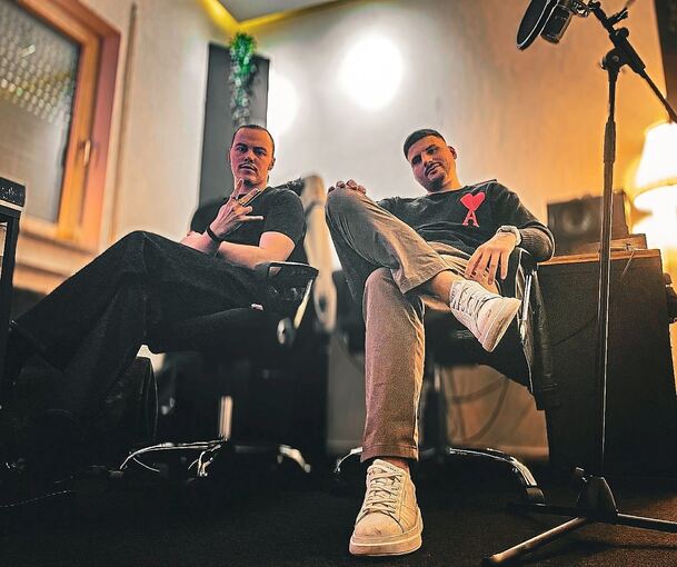 Vom Influencer zum Rapper: Dimitrios Theodoridis (rechts) mit Kumpel und Produzent Usha.