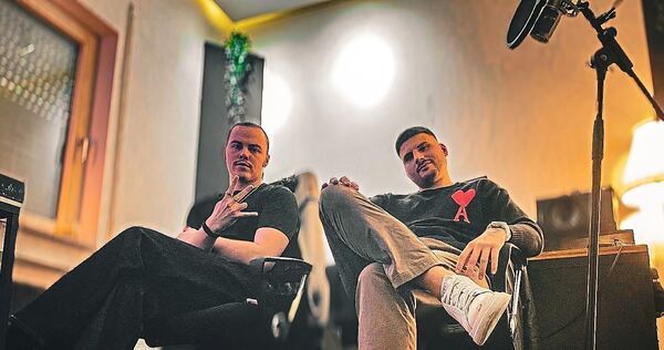 Vom Influencer zum Rapper: Dimitrios Theodoridis (rechts) mit Kumpel und Produzent Usha.