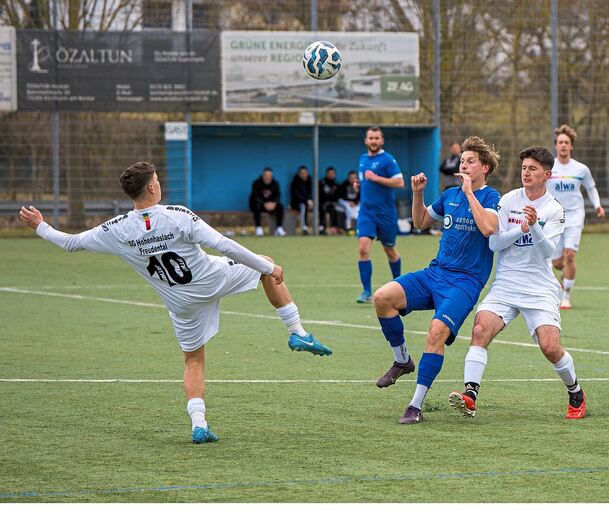 Kampf um den Ball: Am Ende besiegt der FV Kirchheim (in Blau) das Spiel gegen die Hohenhaslach/SV Freudental.